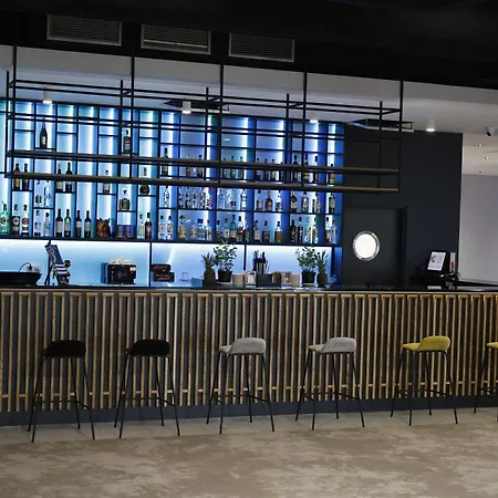 Robert's Port Hotel 4*