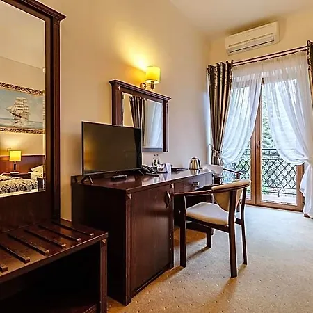 فندق Robert's Port 4*
