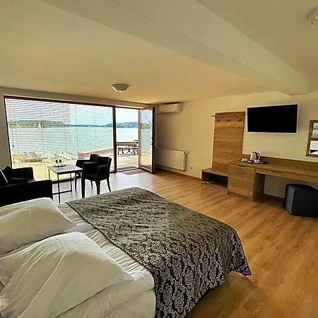 Robert's Port 4*